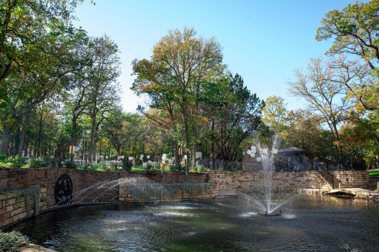 7744 Ranch Glamping Resort Austin Exterior foto