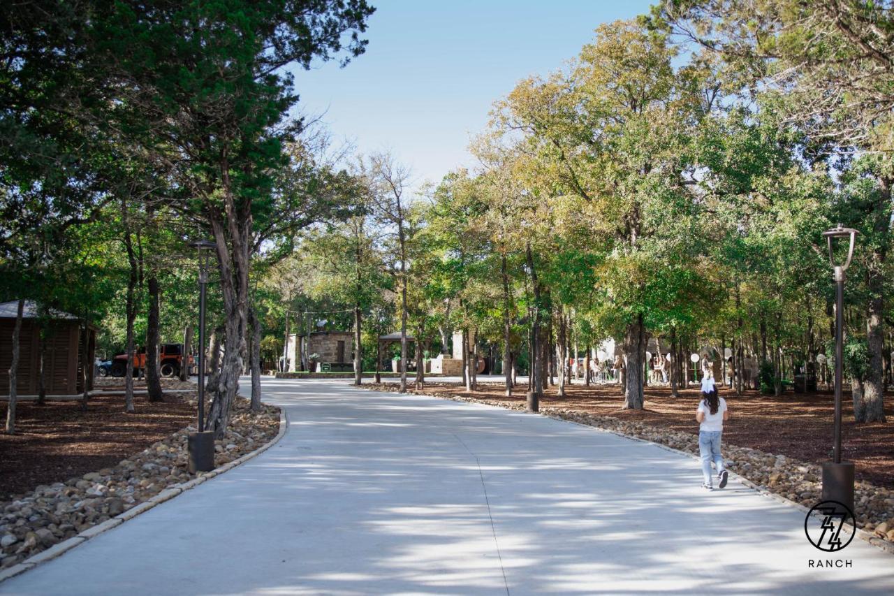 7744 Ranch Glamping Resort Austin Exterior foto